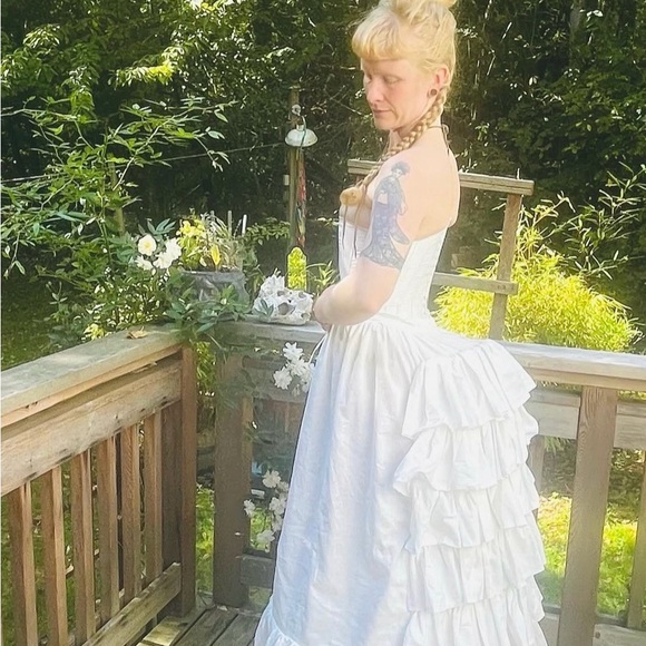 White Cotton Structured Boned Bridal Style Corset with Silver Grommets - Picture 7 of 14